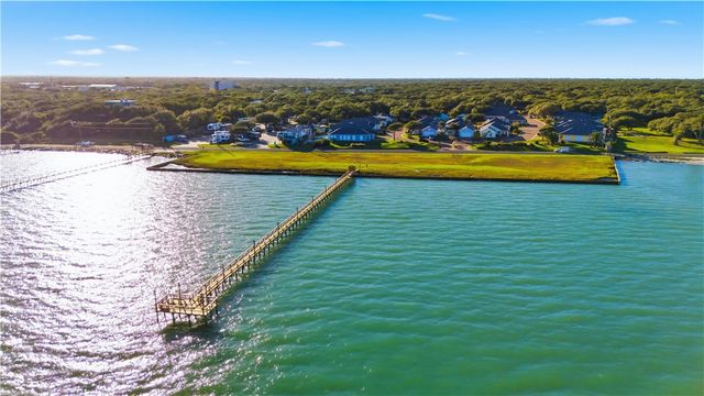8 Primrose Dr, Rockport, TX 78382