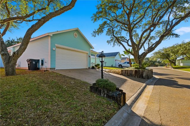 8 Primrose Dr, Rockport, TX 78382