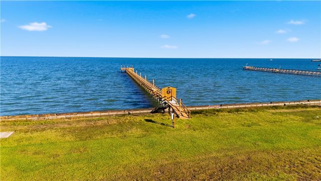 8 Primrose Dr, Rockport, TX 78382