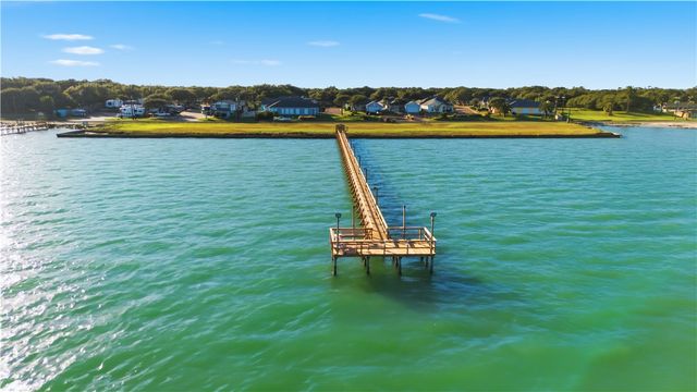 8 Primrose Dr, Rockport, TX 78382
