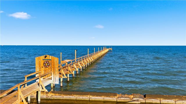 8 Primrose Dr, Rockport, TX 78382
