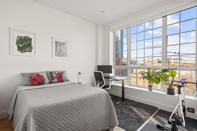 530 W 47th St Apt 3A, New York City, NY 11101