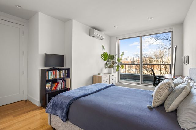 530 W 47th St Apt 3A, New York City, NY 11101