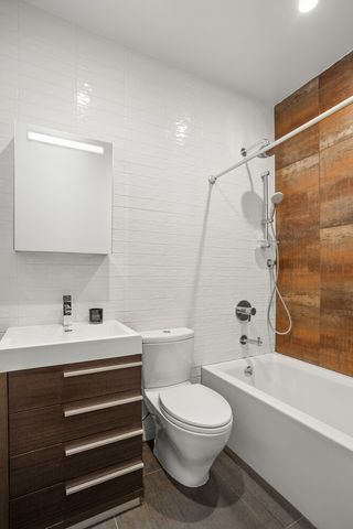 530 W 47th St Apt 3A, New York City, NY 11101