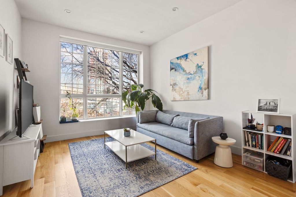 530 W 47th St Apt 3A, New York City, NY 11101