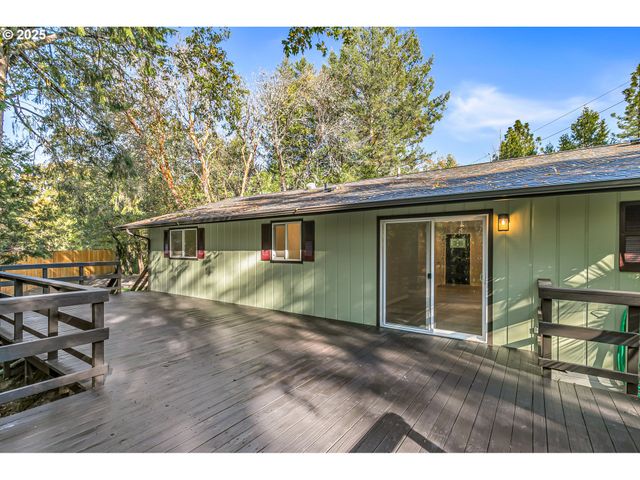 387 CIENAGA Ln, Grants Pass, OR 97526