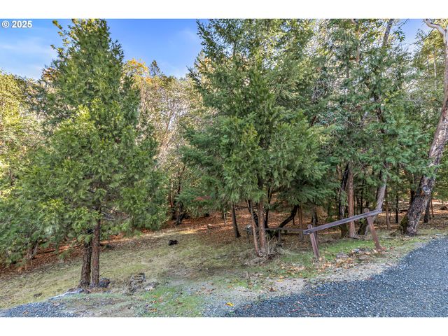 387 CIENAGA Ln, Grants Pass, OR 97526