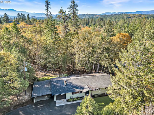 387 CIENAGA Ln, Grants Pass, OR 97526