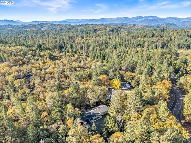 387 CIENAGA Ln, Grants Pass, OR 97526