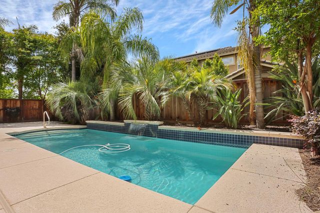 574 Mustang Dr, Oakdale, CA 95361