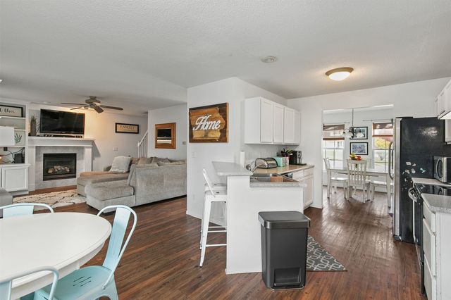 304 E 14th Place, Indianola, IA 50125