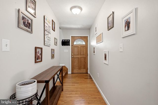 150 LAKE HOLIDAY RD, Cross Junction, VA 22625