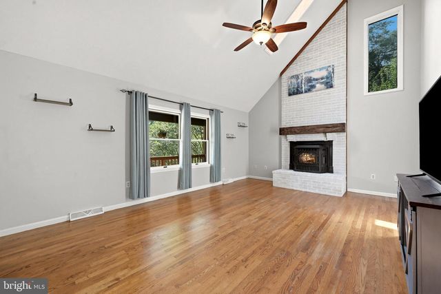 150 LAKE HOLIDAY RD, Cross Junction, VA 22625