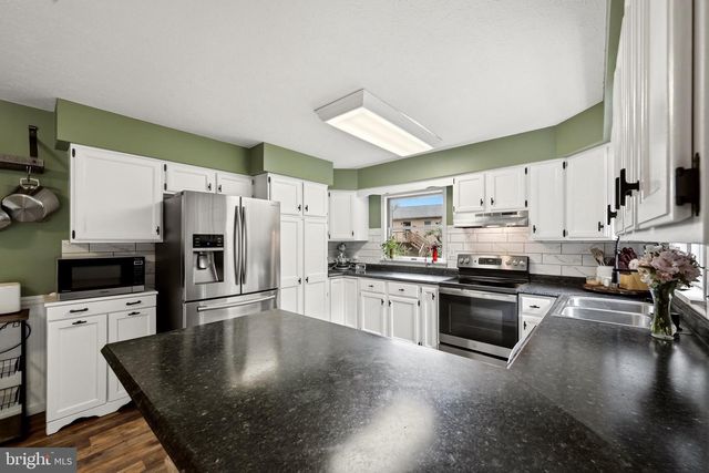 150 LAKE HOLIDAY RD, Cross Junction, VA 22625