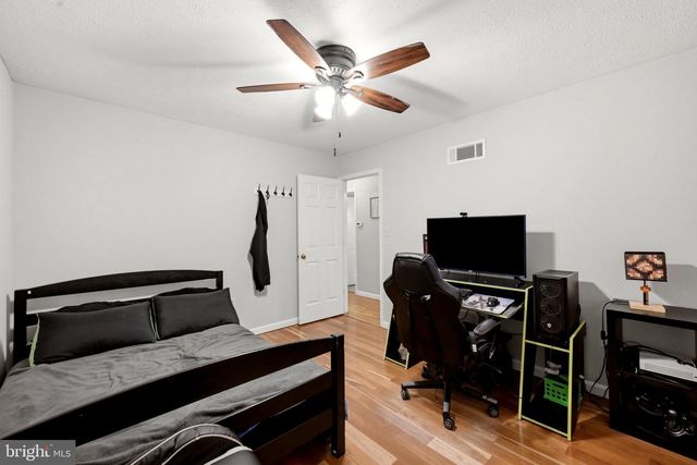 150 LAKE HOLIDAY RD, Cross Junction, VA 22625