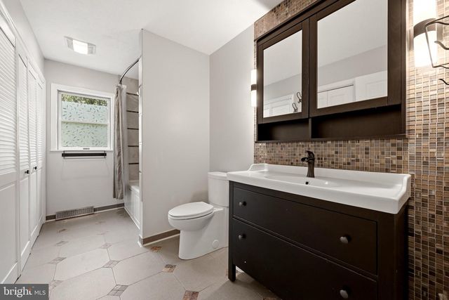 150 LAKE HOLIDAY RD, Cross Junction, VA 22625