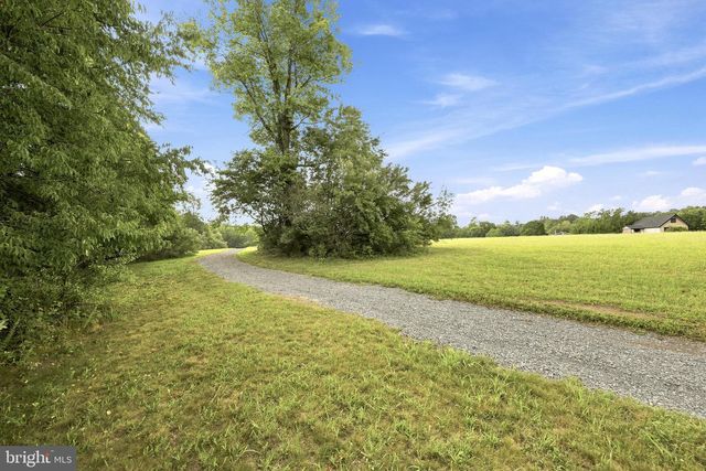 150 LAKE HOLIDAY RD, Cross Junction, VA 22625