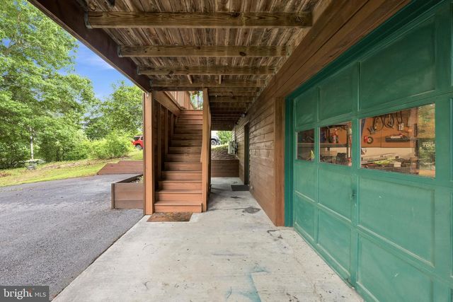 150 LAKE HOLIDAY RD, Cross Junction, VA 22625
