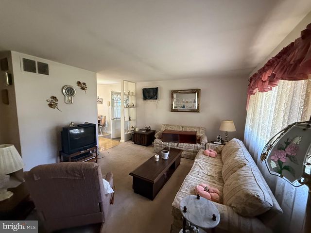 423 HOLMES DR, Burlington, NJ 08016