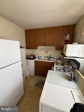423 HOLMES DR, Burlington, NJ 08016