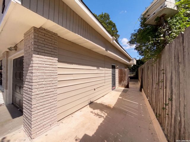 222 COLEBROOK DR, San Antonio, TX 78228