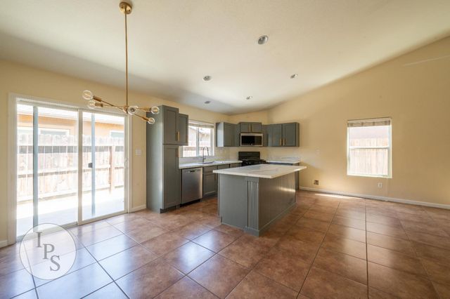 591 S Bundy Drive, Fresno, CA 93727