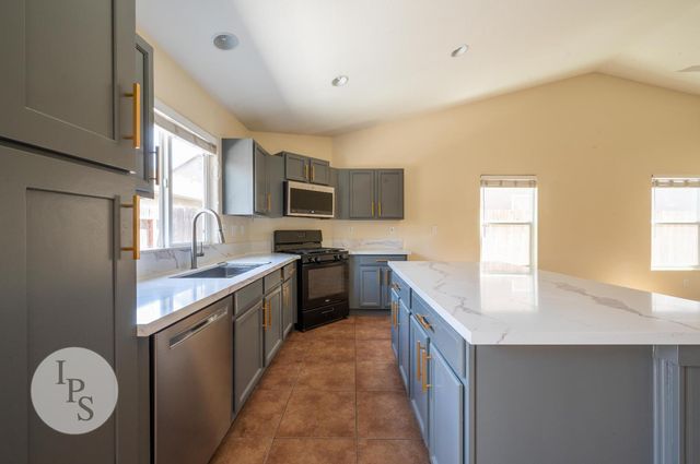 591 S Bundy Drive, Fresno, CA 93727