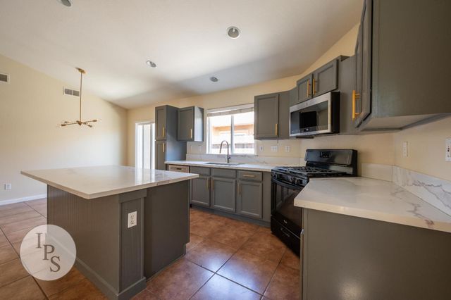 591 S Bundy Drive, Fresno, CA 93727