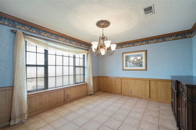 9 Quail Run Street, Gainesville, TX 76240