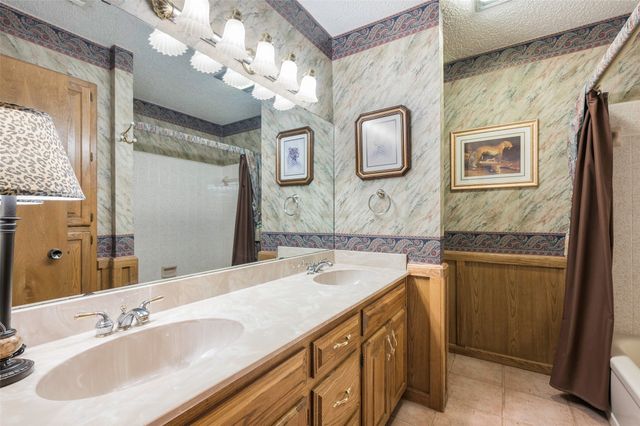 9 Quail Run Street, Gainesville, TX 76240