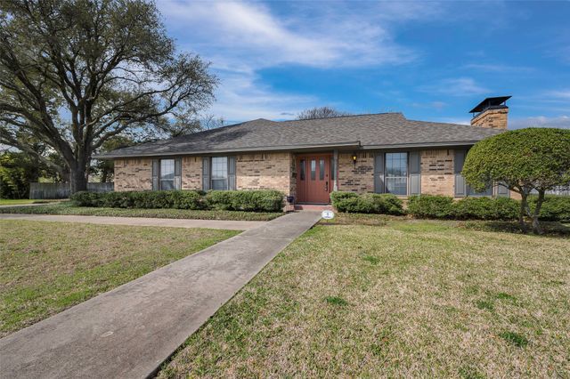 9 Quail Run Street, Gainesville, TX 76240