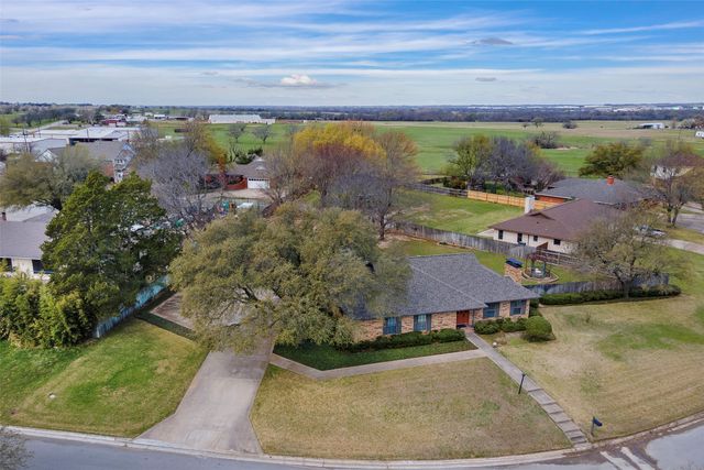 9 Quail Run Street, Gainesville, TX 76240