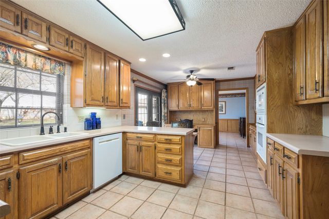 9 Quail Run Street, Gainesville, TX 76240