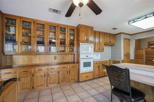 9 Quail Run Street, Gainesville, TX 76240