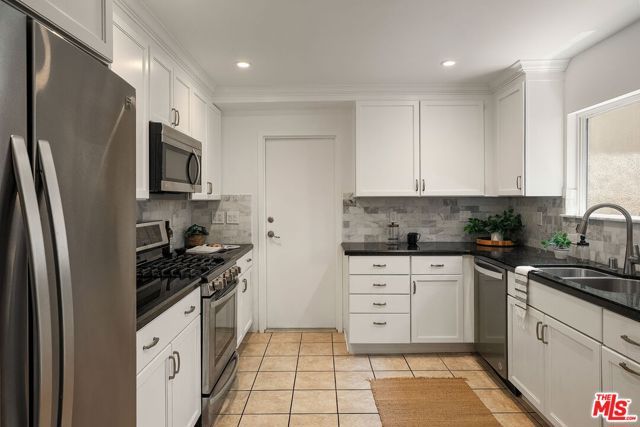 32 Village Pkwy, Santa Monica, CA 90405