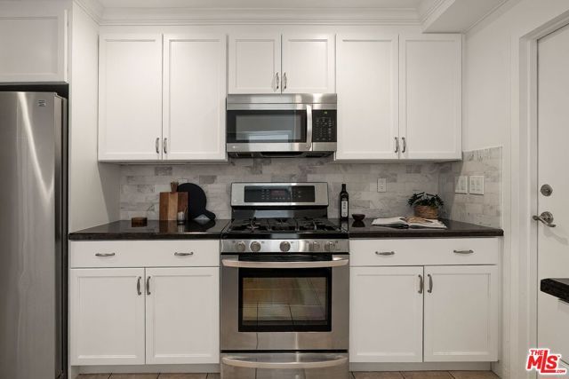 32 Village Pkwy, Santa Monica, CA 90405