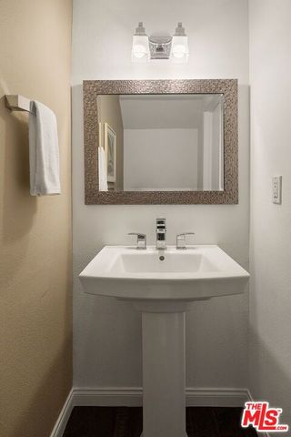 32 Village Pkwy, Santa Monica, CA 90405