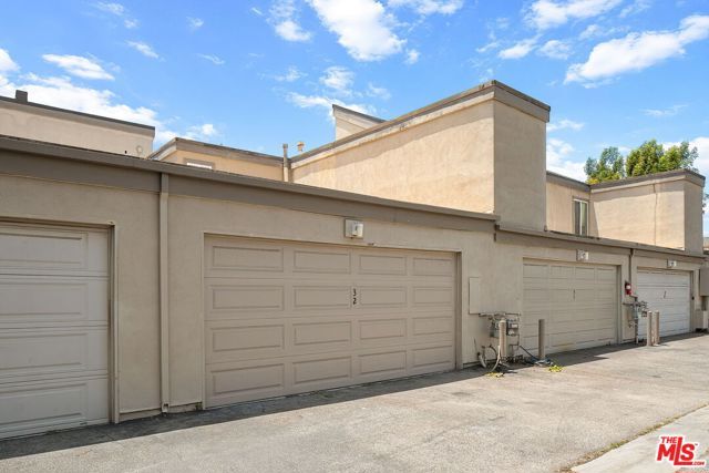 32 Village Pkwy, Santa Monica, CA 90405