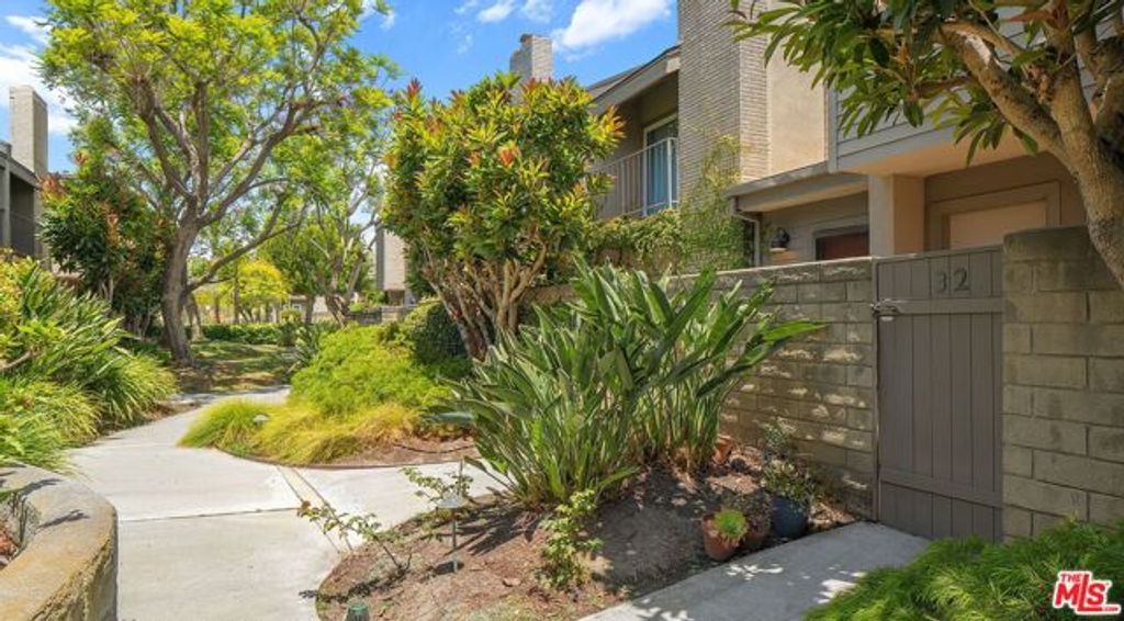 32 Village Pkwy, Santa Monica, CA 90405