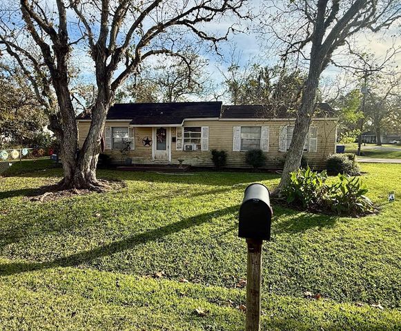 701 E Bernard Street, West Columbia, TX 77486