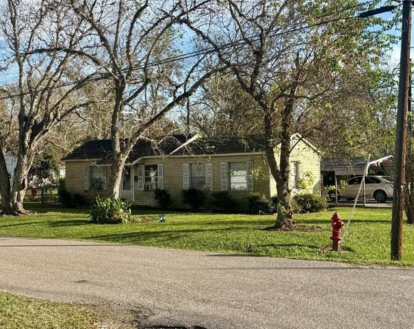 701 E Bernard Street, West Columbia, TX 77486