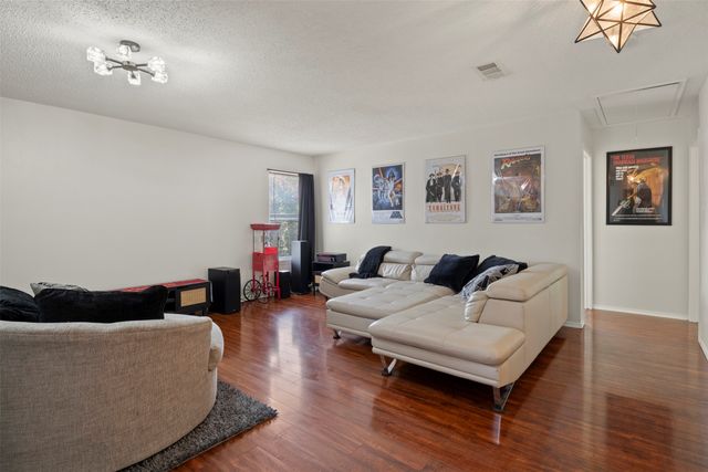 1428 Creekview Drive, Lewisville, TX 75067