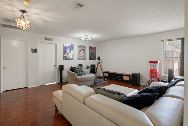 1428 Creekview Drive, Lewisville, TX 75067