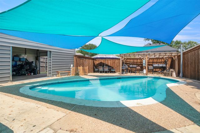1428 Creekview Drive, Lewisville, TX 75067