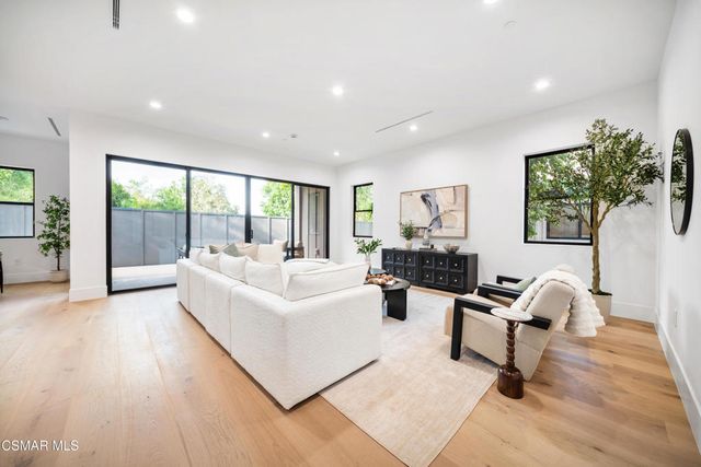 5623 Oso Avenue, Woodland Hills, CA 91367