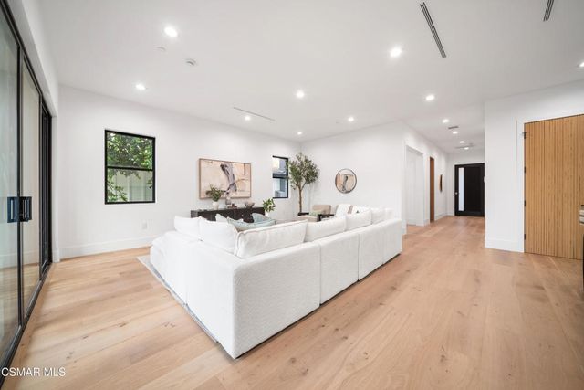 5623 Oso Avenue, Woodland Hills, CA 91367