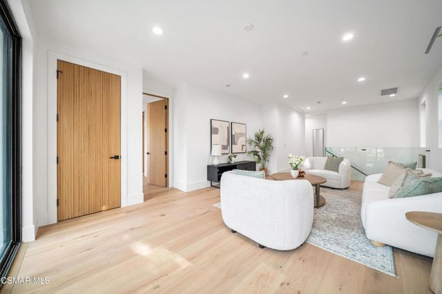 5623 Oso Avenue, Woodland Hills, CA 91367