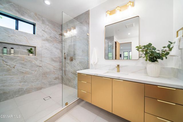 5623 Oso Avenue, Woodland Hills, CA 91367