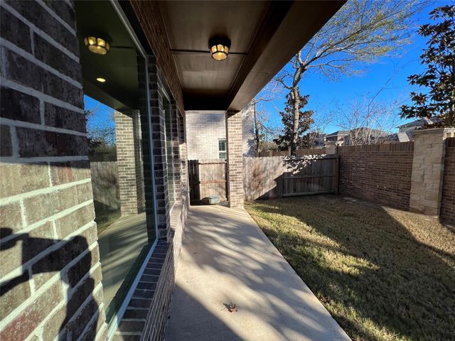 547 Kingston Lane, Shenandoah, TX 77384