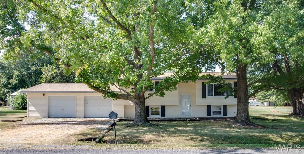 Image 1 of property listing at 23309 Glenda Avenue, Jerseyville, IL 62052